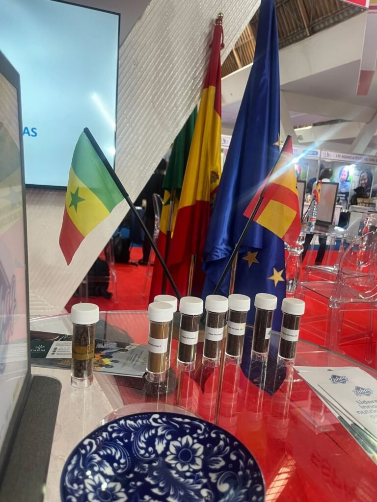 Documentation de FARM et échantillons d’aliments aquacoles d’une entreprise espagnole au SIAQ, Dakar